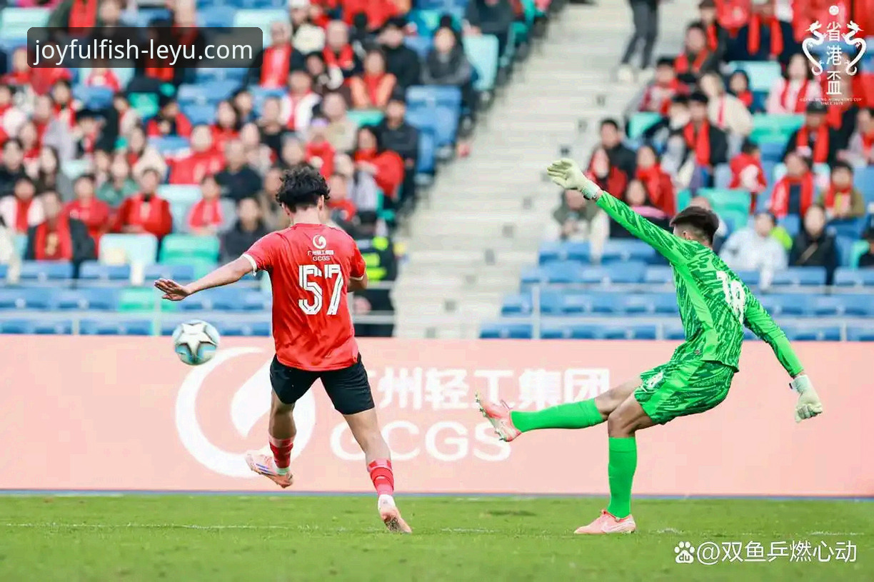 乐鱼app如何注册 卫冕冠军的战术演练与球迷的观赛体验:乐鱼体育平台如何成为连接桥梁